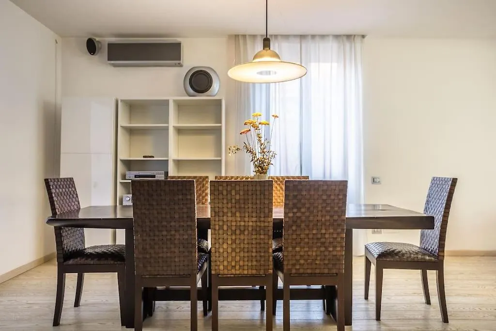Charme & Luxe 2 Bedroom Apartment City Center روما 0*,