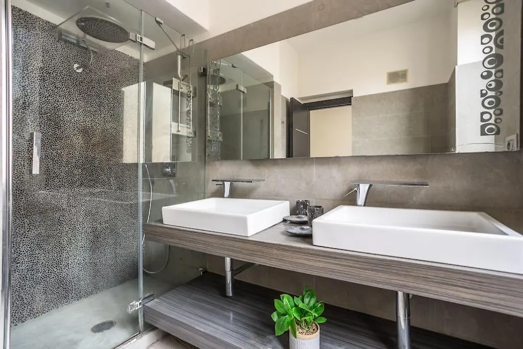 Charme & Luxe 2 Bedroom Apartment City Center روما